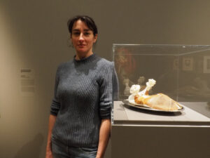 Constanze Becker und die Highheels: Hier neu interpretiert als Gänsebraten von Meret Oppenheim in "Mein Kindermädchen" (in der Ausstellung "Geschlechterkampf")