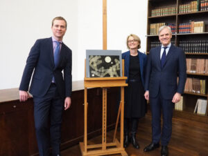 Andreas Dombret und Iris Cramer von der Deutschen Bundesbank übergeben das Glöckner-Werk Direktor Philipp Demandt als Dauerleihgabe für das Städel