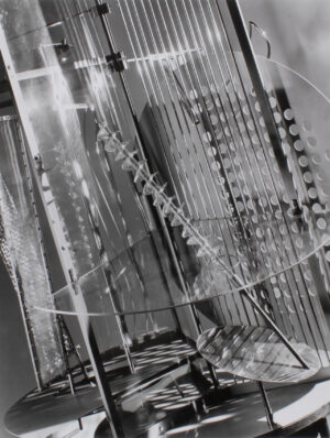 László Moholy-Nagy: Licht-Raum-Modulator, Detail, 1922–1930, Silbergelatineabzug auf Barytpapier, Farblithografie auf Velin, Erworben 2016 als Schenkung von Ulrich Schacht, Eigentum des Städelschen Museums-Verein e.V., Städel Museum, Frankfurt am Main