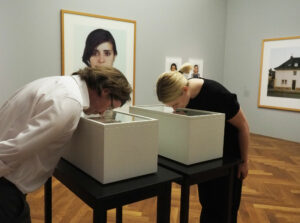 Ist das noch Fotografie? Die Kuratoren Martin Engler und Jana Baumann in der Ausstellung „Fotografien werden Bilder. Die Becher-Klasse“