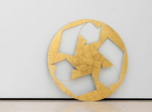 Kelley Walker: Recycling Sculpture, 2003, Stahl und Blattgold, 147 x 147 x 0,5 cm, Leihgabe aus Privatbesitz