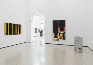 Ausstellungsansicht „Fotografische Objekte“ mit „1698“, 2011, von Jörg Sasse sowie „Untitled“, 2006, und „Untitled“, 2004, von Wade Guyton, (v. l. n. r.)