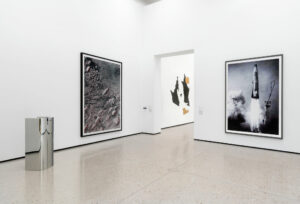 Ausstellungsansicht „Fotografische Objekte“ mit „Untitled“, 2004, von Wade Guyton, „3d_ma.r.s.02“, 2012, von Thomas Ruff, „Ohne Titel (Silhouette)“, 2007, von Seth Price und „jpeg icbm02“, 2007, von Thomas Ruff (v. l. n. r.)