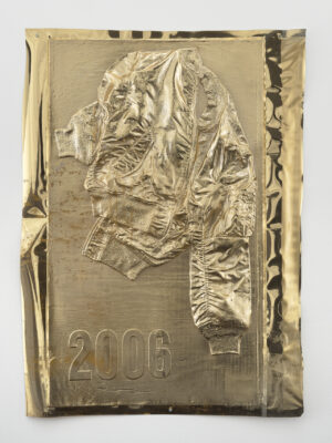 Seth Price: Vintage Bomber, 2006, Polystyrol, 123 x 76 cm © Courtesy of the artist and Petzel Gallery, New York, Leihgabe aus Privatbesitz, Foto: Ron Amstutz