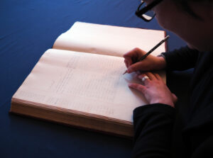 Kontinuität im wahrsten Sinne des Wortes: Das Inventarbuch, in dem alle Neuerwerbungen chronologisch erfasst werden, wird seit 1862 geführt. Regina Freyberger füllt gerade die letzten Seiten.