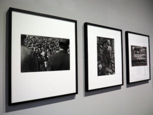 Ausstellungsansicht „Aufbruch im Umbruch – Die Fotografie in der Weimarer Republik“ mit Gisèle Freud Dokumentationen der Arbeiterdemonstrationen am 1. Mai 1932 in Frankfurt am Main