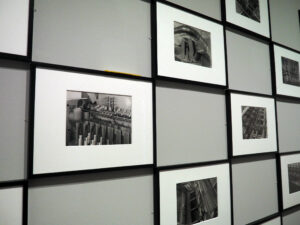 Ausstellungsansicht „Aufbruch im Umbruch – Die Fotografie in der Weimarer Republik“ mit  Albert Renger-Patzsch