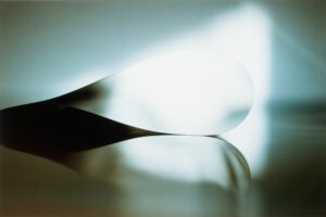 Wolfgang Tillmans, „paper drop (window)“, 2006, Chromogener Farbabzug, 145 x 200 cm, © Wolfgang Tillmans