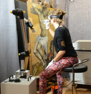 Annegret Volk bei der Restaurierung: Firnisabnahme vom Pressbrokat mithilfe eines Nd:YAG-Lasers