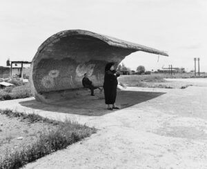 Ursula Schulz-Dornburg, Echiniadzin - Erevan, Armenien, 2002 (Ausschnitt aus der Serie der Bushaltestellen in Armenien), Barytpapier, 70,6 x 59,6 cm (gerahmt) © Ursula Schulz-Dornburg