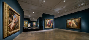 Ausstellungsansicht „Rubens. Kraft der Verwandlung“ im Städel Museum mit „Venus und Adonis“ von Tizian (links, J. Paul Getty Museum, Los Angeles) und von Rubens (rechts, The Metropolitan Museum of Art, New York). Foto: Städel Museum