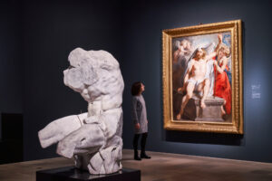 Der Torso Belvedere (hier ein Gipsabguss aus dem Hessischen Landesmuseum Darmstadt) gehörte schon zu Rubens' Lebzeiten zu den berühmtesten antiken Skulpturen. Rubens hat sich davon zu seinem auferstandenen Christus (Palazzo Pitti, Florenz) inspirieren lassen. Ausstellungsansicht „Rubens. Kraft der Verwandlung“ im Städel Museum, Foto: Städel Museum