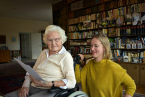 Veronika Dyckerhoff schaut sich mit Kristina Lemke die alten Fotografien an