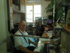 Ciao Mädel. Ciao, Junge: Durch die Glasscheibe der Zentrale hat Ana Vuljar 14 Jahre lang gegrüßt. Jetzt hält ihr Kollege Herbert Waschke die Stellung.