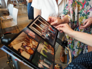 33 Dienstjahre in einem Fotoalbum: Ana erklärt, wer wer ist.