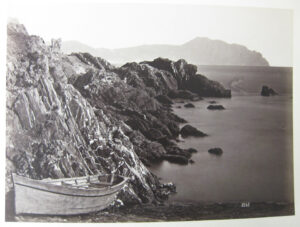 Alfred Noack, Genova: Fischerboot am Strand von Nervi, Blick auf Torre Gropallo und Monte Fasce, ca. 1870, Albuminpapier auf Karton