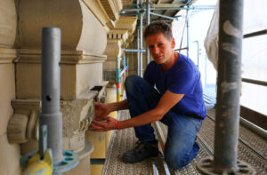 Jens Engelhardt führt uns hinter die Gerüstplanen