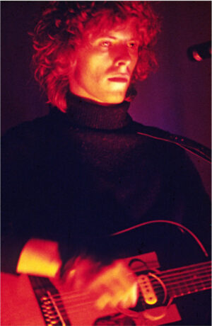 David Bowie 1968 bei einem Konzert im Beckenham Arts Lab, fotografiert von Vernon Dewhust © Vernon Dewhust