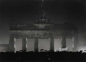 Barbara Klemm, Öffnung des Brandenburger Tors, Berlin 22. Dezember 1989, 1989, Städel Museum, Frankfurt am Main, Eigentum des Städelschen Museums-Vereins e.V. © Barbara Klemm