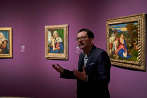 Kurator Bastian Eclercy in der Ausstellung „Tizian und die Renaissance in Venedig“ im Städel Museum, Frankfurt am Main, Foto: Städel Museum