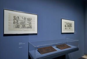 Ausstellungsansicht „Picasso. Druckgrafik als Experiment“ mit Radierzyklus „Traum und Lüge Francos“ sowie  den originalen Druckplatten