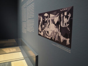 Ausstellungsansicht „Picasso. Druckgrafik als Experiment“ mit einer Reproduktion des Monumentalgemäldes „Guernica“