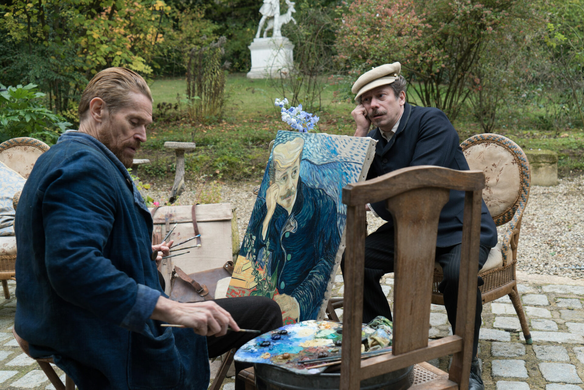 24 Willem Dafoe (Vincent Van Gogh) malt Doktor Paul Gachet (Mathieu Amalric) in VAN GOGH© DCM