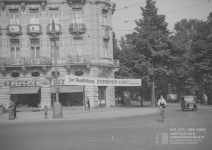 Gebäude Ecke Taunusanlage/Bockenheimer Landstraße mit Wegweiser zur Ausstellung „Entartete Kunst,“ 1939, Sig. 1998/12900, Institut für Stadtgeschichte, Frankfurt am Main.