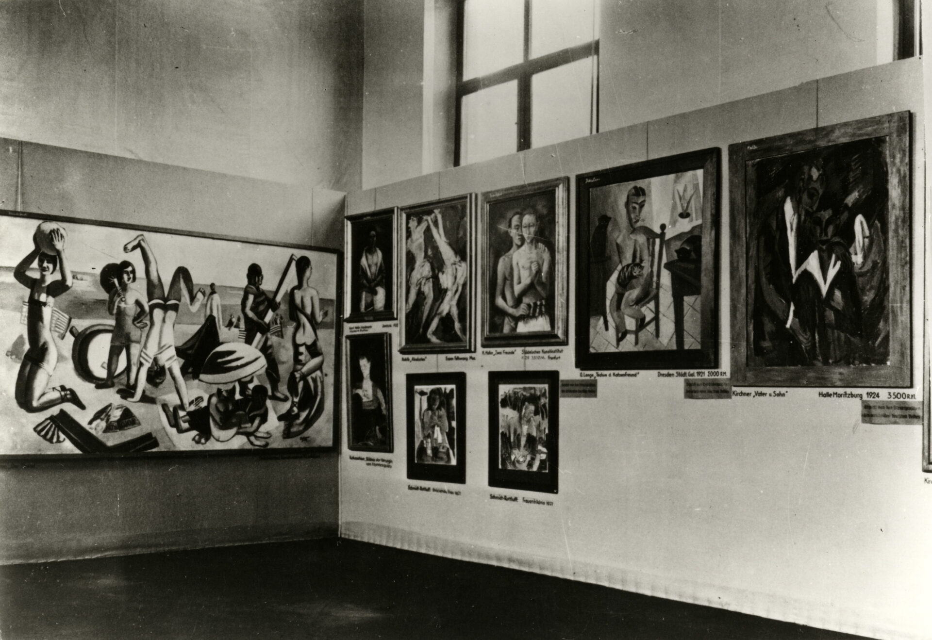 Postkarte Heinrich Hoffmann, Ausstellung „Entartete Kunst“ (mit Max Beckmanns Der Strand), Archiv Haus der Kunst, München.