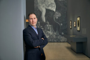 Kurator Alexander Eiling in der Ausstellung MAKING VAN GOGH