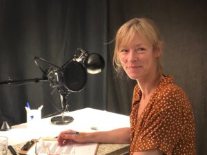Schauspielerin Jenny Schily gibt der amerikanischen Protagonistin Cynthia Saltzman eine deutsche Stimme