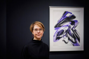 Kuratorin Jenny Graser in der Ausstellung "Große Realistik & Große Abstraktion", Foto: Städel Museum - Norbert Miguletz