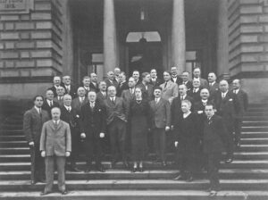 Anonym, Die Mitarbeiter und Mitarbeiterinnen des Städel Museums anlässlich des 30-jährigen Dienstjubiläums von Georg Swarzenski, Städel Museum, Frankfurt am Main