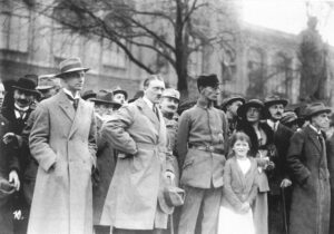 Heinrich Hoffmann, Alfred Rosenberg (links) und Adolf Hitler (Mitte) bei der Einweihung eines Kriegerdenkmals in München, 1923