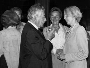 Margret Stuffmann (rechts) 1983 bei der Feier des 80. Geburtstags von Hanns Swarzenski, Sohn des ehemaligen Städel Direktors Georg Swarzenski, Bildarchiv Foto Marburg, Foto: Margit Behrens