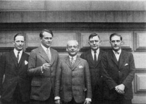 Städel Direktoren Alfred Wolters und Georg Swarzenski (2. & 3. V.l.) um 1929. Unter Swarzenski kam das „Bildnis des Dr. Gachet“ 1911 ans Städel, unter Wolters wurde es 1937 aus dem Museum beschlagnahmt.