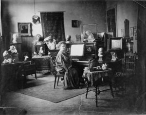 Etha Fles in ihrer Wohnung in Rom, um 1913, Fotografie, RKD - Netherlands institute for art history, Den Haag © RKD – Netherlands institute for art history, Den Haag