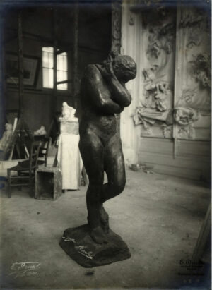 Eugène Druet, Eva vor dem Höllentor im Atelier du Dépôt des marbres, 1896–1900 © Foto Kunstbibliothek der Staatlichen Museen zu Berlin - Preußischer Kulturbesitz / CC BY-NC-SA 3.0 DE