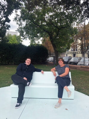 Ulrike Fladerer (links) und Gabie Schulte-Lünzum im Städel Garten