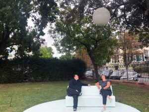 Ulrike und Gabi im Städel Garten auf und unter Tobias Rehbergers „Capri Moon". Wirkung laut Schlagworten: ausgeglichen, befremdend, einsam, irritierend, kühl, neugierig, unbeschwert