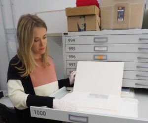 Kristina Lemke im Depot des Städel Museums