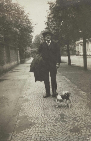 Mathilde Q. Beckmann, Max Beckmann spazierengehend, 1926, Bayerische Staatsgemäldesammlungen München, Max Beckmann Archiv, Max Beckmann Nachlässe