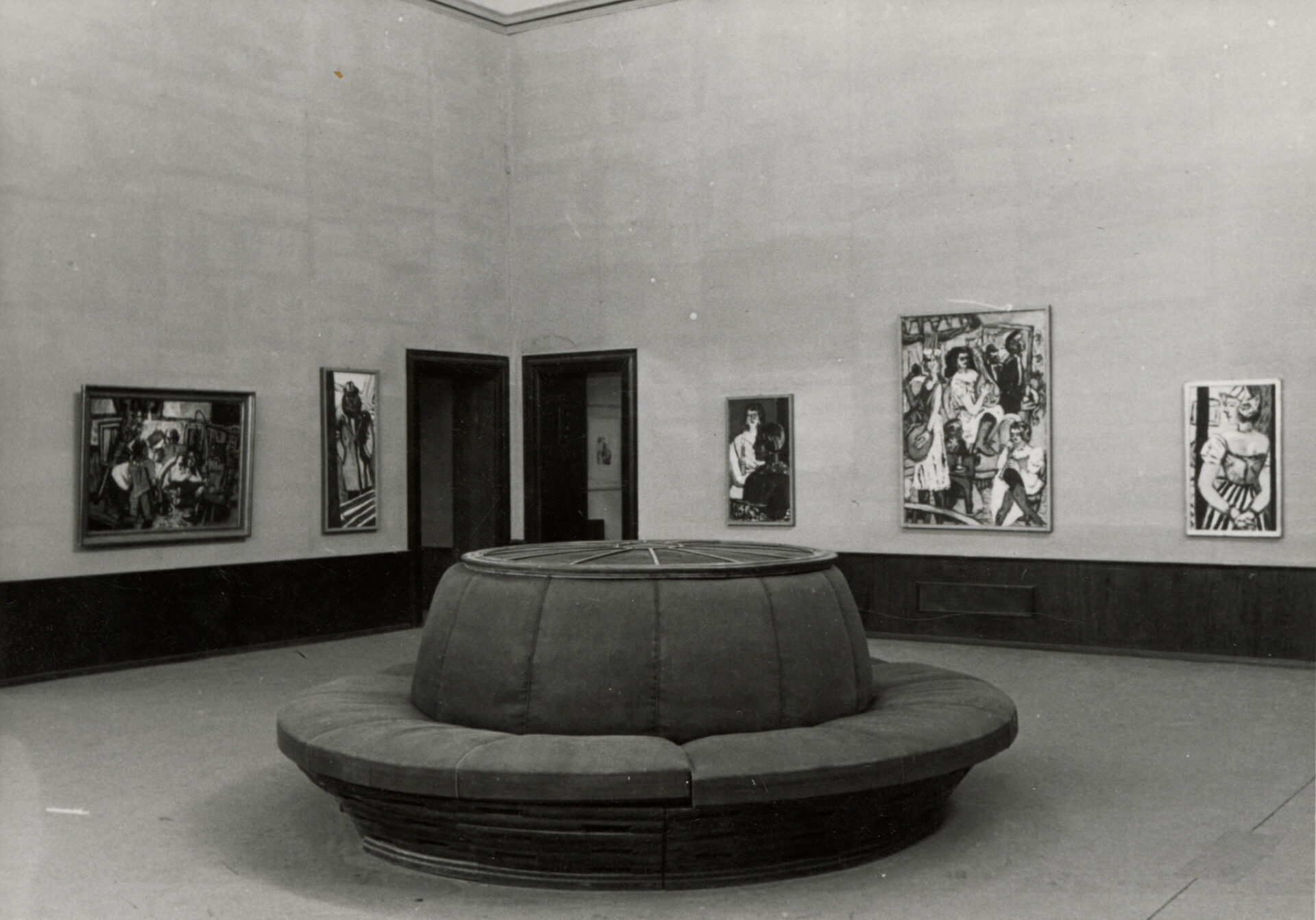 Der Zirkuswagen (1940) in der Gedächtnisausstellung „Max Beckmann,“ Städel Museum, Frankfurt am Main, 21.1.1951-4.3.1951