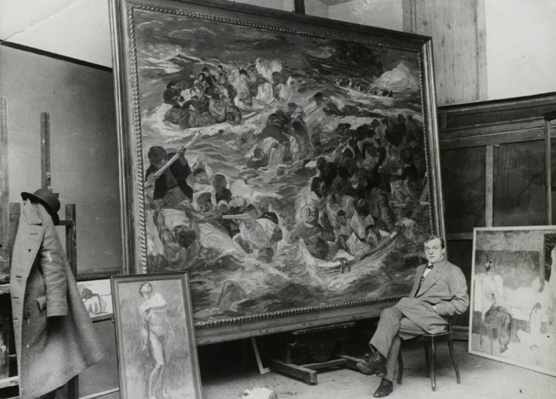 Oliver Baker, Max Beckmann in seinem Atelier vor dem Gemälde, Untergang der Titanic, 1912, Fotografie, Germanisches Nationalmuseum Nürnberg
