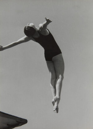 Lothar Rübelt, Gerda Daumerlang, Kunstspringerin, Olympia,2.Teil: Fest der Schönheit, 1936, Silbergelatine-Abzug auf Barytpapier, Courtesy Skrein Photo Collection, © Lothar Rübelt (Nachlass unbekannt)