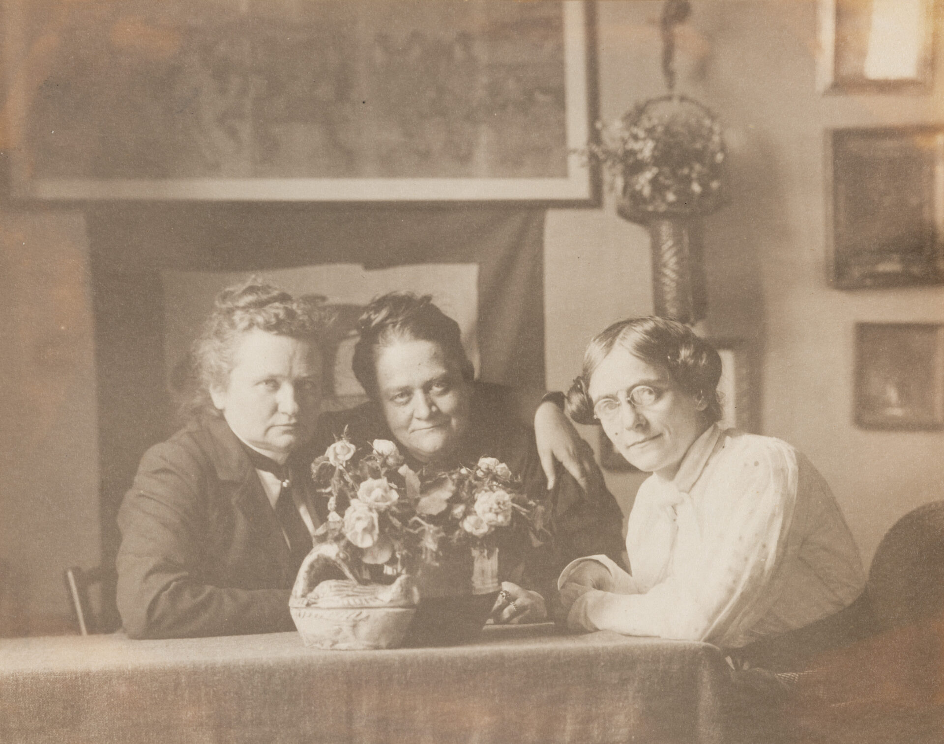 Ottilie W. Roederstein, Jeanne Smith und Ida Gerhardi (v. l. n. r.), Atelier auf dem Boulevard du Montparnasse 108, Paris, Mai 1904, Fotografie, Roederstein-Jughenn-Archiv