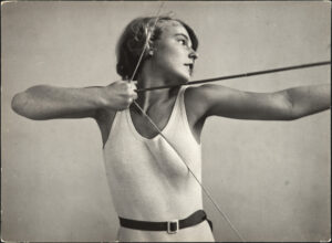 Friedrich Seidenstücker, Bogenschützin mit gespanntem Bogen, 1932, Silbergelatine-Abzug auf Barytpapier, © Galerie Berinson, Berlin