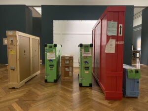 Der Start des Ausstellungsaufbaus: Viele Kisten!