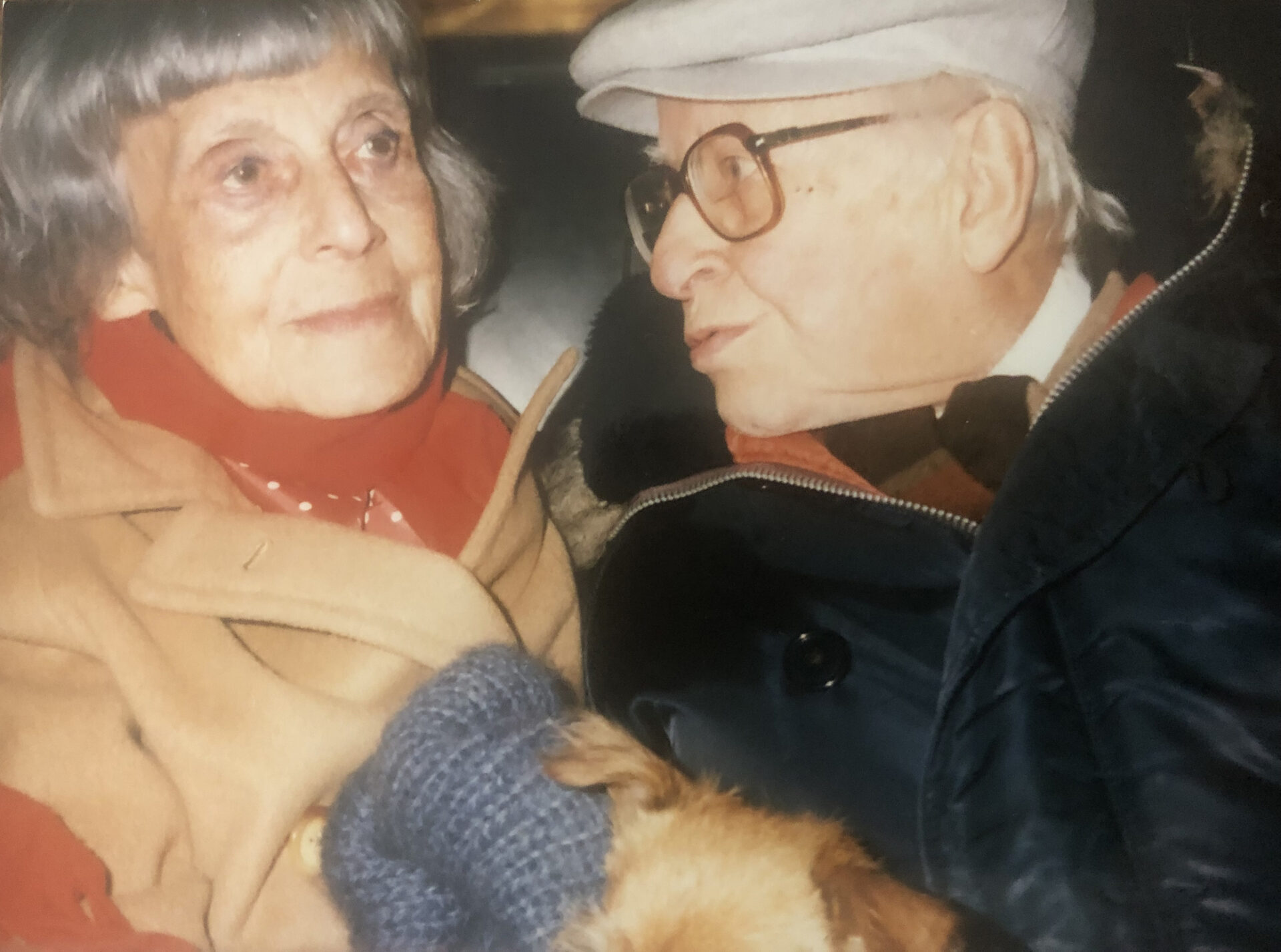 Ilse Bing an ihrem 90.ten Geburtstag mit Ehemann Konrad Wolff in einem New Yorker-Taxi, 23.03.1989, Aufnahme Thomas Walther