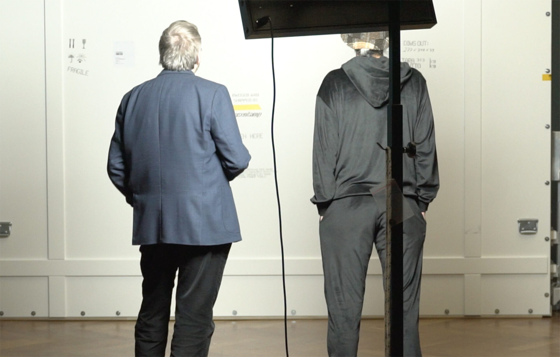 Michel Abdollahi und Jochen Sander vor der verpackten Die Bledung Simsons, Foto Städel Museum – Telemichel
